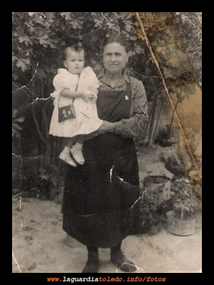  La tía Salustiana
Año 1952, Inés Orgaz con su abuela Salustiana
EL CURSO DE LA VIDA: Las familias
