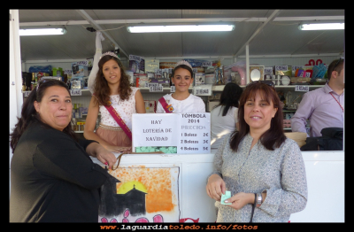Tómbola
Las damas de honor, Rosana Torres y Ana Nuño vendiendo boletos de la tómbola de la parroquia. Fiestas del 2014.
Keywords: Las damas de honor tómbola