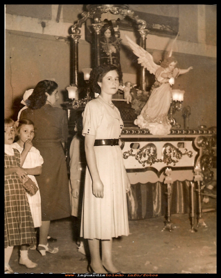 Las fiestas
Fiestas año 1957. Cristo López posando delante del Santo Niño, en la plaza junto a la fachada del ayuntamiento.
FIESTAS 1957
Keywords: Fiestas año 1960. Santo Niño, en la plaza