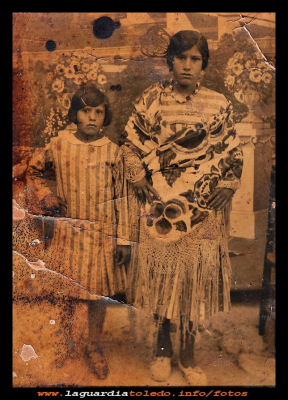 Hermanas
Las hermanas Victoria y juliana Ávila (1934) 
Keywords: hermanas 1934