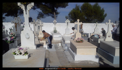Limpieza
Unos días antes de los Santos, se tiene costumbre de hacer limpieza en las sepulturas de nuestros familiares (27-10-2014) 
Keywords: días de los Santos