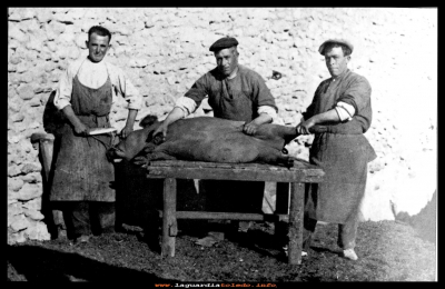 Los carniceros
Estos son los tres Carniceros que había en el  pueblo en el año 1945, Víctor Cabiedas, (abuelo de José,  actual carnicero)  Angel Santiago “codos” e Hilario Peláez  (potaje) También eran los que avisaba la gente en la época de la matanza, cuando se mataba el gorrino.
Keywords: Carniceros matanza gorrino