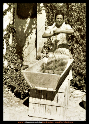 La artesa
Luisa Labrador lavando en una artesa, 1952
Keywords: lavando artesa 1952