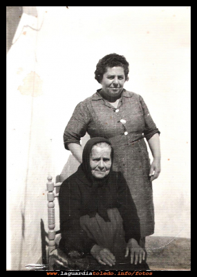 Madre e hija
La tía María “la morrita”  y su hija Juana Hernández, en la majá. Años 50.
Keywords: la majá. Años 50.