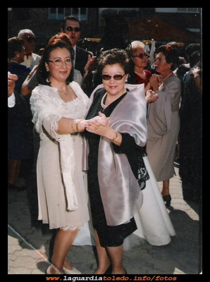 Mari e Inés
Baile del vermú año 1998. En la foto, Mari e Inés Orgaz, detrás, Martina y Manolo, Cristóbal, Micaela y Concha.   

Keywords: Baile del vermú