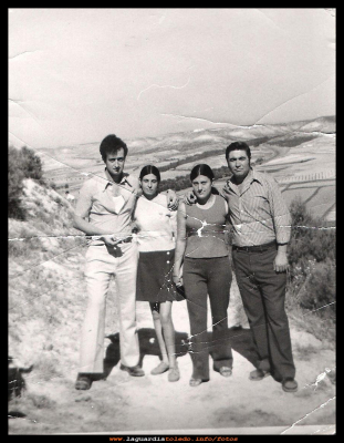 Novios (1969)
Los novios: Ángel Aguilar y Basi Muñoz, Mª Antonia García y Cristobal. 
Al fondo la Fuente Larga, en todo su esplendor.

Keywords: Los novios