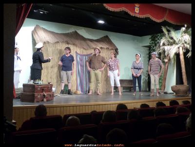 "Cuatro corazones con freno y marcha atrás"
La asociación de mujeres “LA ROSALEDA”  de nuevo nos han hecho pasar un rato muy divertido, con la obra de teatro de  Enrique Jardiel  Poncela “CUATRO CORAZONES CON FRENO Y MARCHA  ATRÁS” 
Esta obra de teatro fue estrenada en Madrid el 2 de Mayo del 1936. 

Keywords: LA ROSALEDA teatro