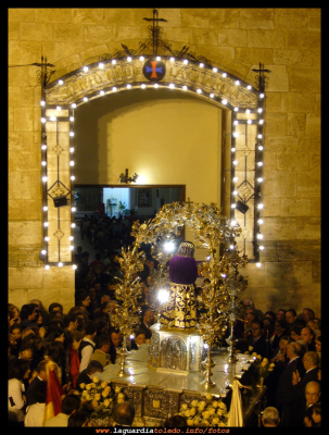 Santo Niño a su entrada en la Iglesia 25-9-10
Foto tomada durante la tradicional puja.

