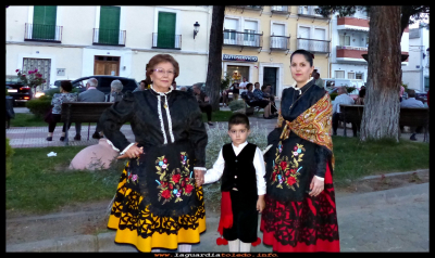 Familia
Familia Guardiola ataviada con traje  regional manchego  
Keywords: Fiestas Castilla la Mancha 