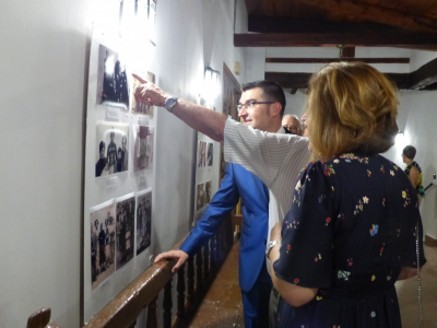 Inauguración de exposiciones
Exposición de foto antigua en la casa de los Jaenes. Organizada por A.C.Proyecto Tupi. Tema: Las familias
