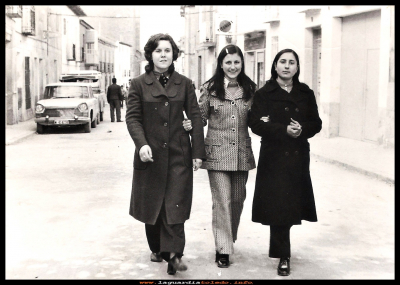 POR LA CALLE ARRIBA
Amigas subiendo por la calle Mayor, por detras se ve el rotulo de Titanlux, que lucia la droguería que tenia el tío Pepe.   Luisa, Mª Carmen y Mari. Año 1972
Keywords:  calle Mayor  droguería Pepe