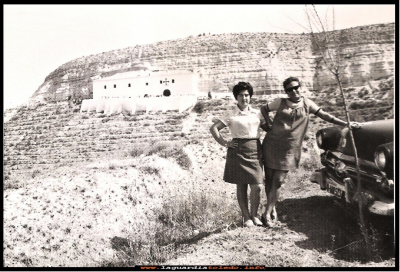 Dos primas 
Nina Pedraza y Paca Pedraza, en los cerros del Santo Niño. años 60
Keywords:  cerros Santo Niño