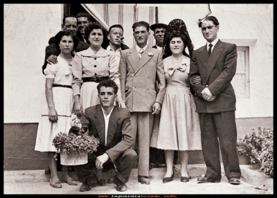 Padrinos
Padrinos de boda: Gregorio Torralba y Eliodora, saliendo de casa del novio Juan, en la Villeta 1955.
