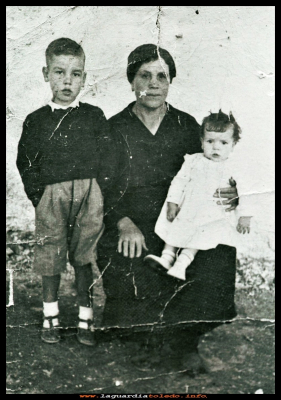Petra y sus hijos
Petra Román con sus hijos Ángel  y Esperanza  Huerta, año 1955.
Keywords: Petra Ángel Esperanza