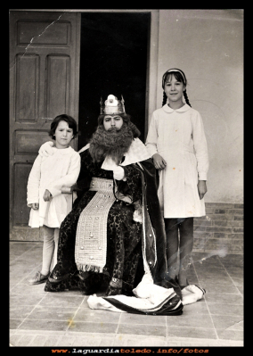  Pili y Manoli
Pili y Manoli Guzmán "las pozas" en el colegio con el rey Mago (1963)
Keywords: el colegio  rey Mago (1963)