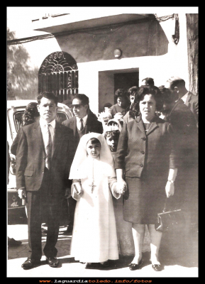 Primera Comunión de Mª del Rosario
Primera comunión de Mª del Rosario Tejero Santiago,  acompañada de sus padres Paco y Maruja (15-5- 1967)
Keywords: Primera comunión