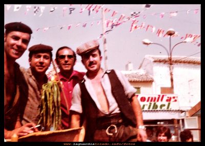Que tiempos
Fiestas 1978.
Jesús, Paco, Cándido y Emilio, concursando en una carroza.

Keywords: Fiestas 