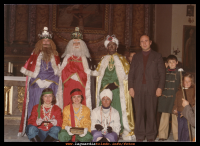  Reyes y pajes
Reyes Magos y sus pajes, en la  Navidad del año 1977.
(“Jaro”, Lucio y Antonio “ratón”) (Charo, Emilia y Lourdes) junto a D. Marcelino.
Keywords: Reyes Magos y sus pajes