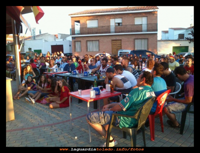 Tarde de futbol...
Paseo del Norte, en el chiringuito, durante la retransmisión del partido ESPAÑA  Italia (1-7-2012)
Keywords: Paseo del Norte ESPAÑA  Italia (1-7-2012)