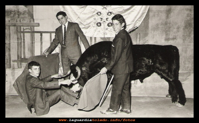 Toreros
Año 1965 toreando, Teri, basi, y José.
EL CURSO DE LA VIDA: La juventud y los amigos
