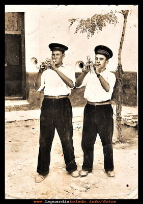 Uge y José
Eugenio Orgaz “uge el regaor” y José Pedraza, músicos en los años 50, en la puerta del ayuntamiento.
  

Keywords: músicos años 50