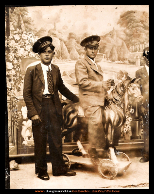 Visita y Juanito
Visita Peláez y Juanito López en las fiestas del año 1940.
Keywords: fiestas  año 1940