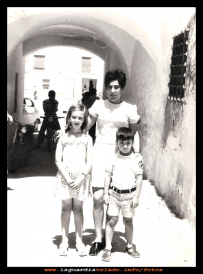 bajo el arco
Carmen (diega) con sus sobrinos Raquel y Carlos, en el arco de la plaza (en el callejón del tío Angel) en frente se ve la puerta que daba paso a el salón de “Cepa” Año 1970.
Keywords: arco de la plaza  salón de “Cepa” 