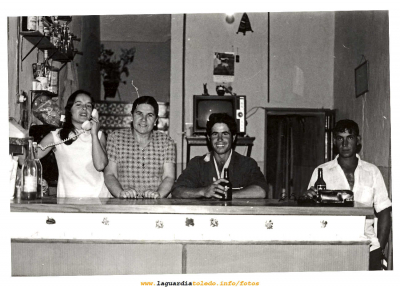 El bar de Angelín "Casta"
De izquierda a derecha: Mamen, Manola, Eusebio "Patojo" y Jesús "Cabalito"
