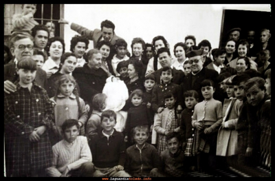 De bautizo
Bautizo de Mercedes Valero Dones, 1958.
Además de la familia, están: la tía  Pilar, que tiene a la niña en brazos, Don Francisco y los monaguillos (uno de ellos Enrique de la Cruz), agachados en primera fila.
Keywords: bautizo mercedes valero
