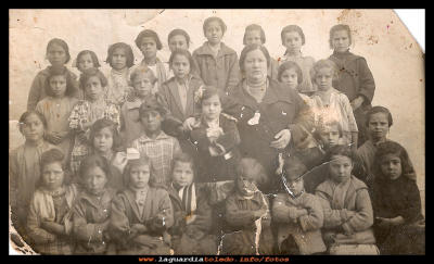 Colegio año 1932
Doña Crescencia, con su clase de niñas.
Keywords: Colegio, año 1932