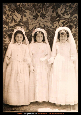 comuniones
Comunión de:  Juana Giménez, Angelita Cabiedas y Juana “Martoca”
Año 1952. 

Keywords: Comunión Año 1952
