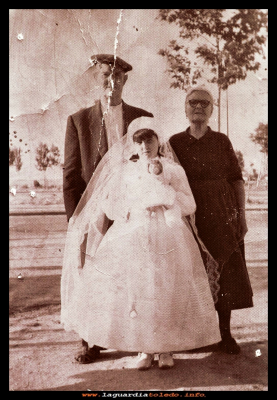 Con los abuelos
Primera comunión de Mª Carmen, con sus abuelos Sabino Pacheco y Gregoria Guzmán 1963
Keywords: comunión de Mª Carmen