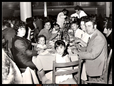 DE BODA DE...
Banquete de boda.
Luisa Goni, con sus hijas Ana y Geles, Terín Goñi, con su mujer Elena Mascaraque y su hijo José Luis. (15-9-1971)
Keywords: Banquete  boda
