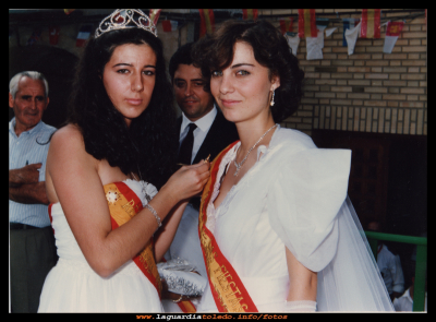Coronación 1986
Eva Cabello reina 1985, coronando a Isabel Araque, 1986.
Keywords:  reina 1985  Isabel Araque 1986