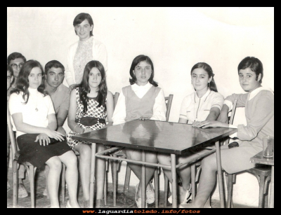 cuadrilla de amigas
Año 1968, cuadrilla de amigos sentados en el antiguo club de fútbol.
Dicho club estaba en el convento, y lo regentaba  Mari (la napa) y su marido.
Keywords: amigos sentados en el antiguo club de fútbol