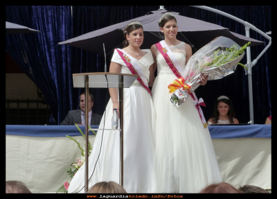 El ramo
La señorita Miriam Fernández dama de honor 2013, junto a la  nueva dama de honor 2014, la señorita Rosana Torres.
Keywords: dama de honor 2014