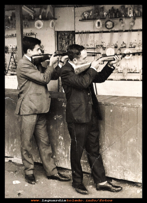 El tiro
Caseta de tiro, 1965.
Julián Pedraza y Daniel Ballesteros. 

Keywords: Caseta de tiro