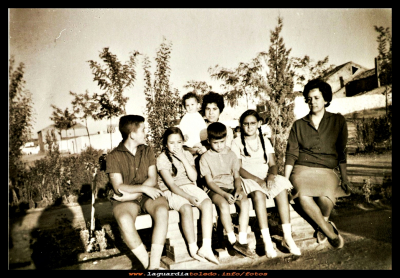 En el jardín
Año 1963, Luisa Labrador con sus hijos, sobrinos y la niñera Emilia Rojo, en el Jardín.
Keywords: Año 1963 el Jardín