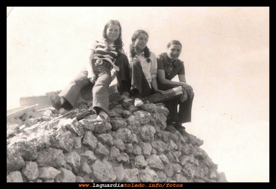 en el tejao
Marina Guzmán, Doro Sánchez y Juli Orgaz, en lo alto de la cueva que había en  la huerta de los (pintaos) año 1969.
EL CURSO DE LA VIDA: La juventud y los amigos
Keywords:  la cueva  huerta de los (pintaos)
