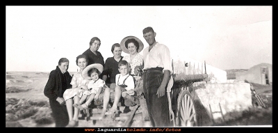 en la era
Año 1953,  la familia Mora Aranda pasando una tarde en la era.
Vemos a la izquierda de la foto los haces de mies.

Keywords: familia Mora Aranda la era