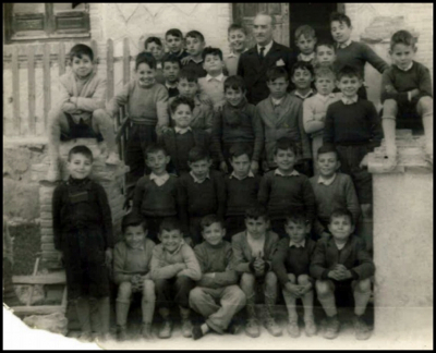 La escuela
Sobre el año 1950. Don Asurio el maestro, y los niños entre otros José Luis Zamorano Labrador y Enrique de Mora Labrador.
Keywords: escuela don asurio zamorano