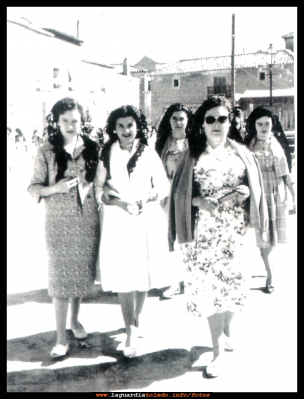 Fiestas
Vitor Potenciano, Lola Guzmán y Angelita Potenciano.
Paseando por la plaza, en las fiestas del año 1956.
Keywords: Paseando por la plaza fiestas del año 1956