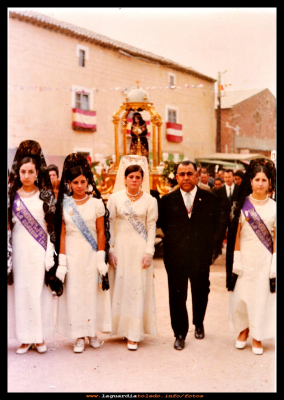 Fiestas 1970
Procesión del Sto. Niño a su paso por la plaza Mayor.
En la foto: Manoli Oliva, Asun Lopez, Margarita Labrador, Pedro Moya y Pili Tacero.
Keywords: Fiestas 1970