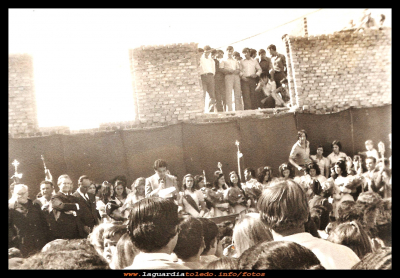Fiestas 1972
Discurso de Benito González,  mantenedor de las fiestas 1972.
Por detrás se ven las obras de un  nuevo ayuntamiento que se construyo en ese año.

Keywords: Benito González  mantenedor fiestas 