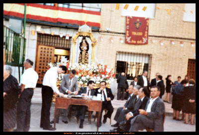FIESTAS 
Fiestas 1991. Mesa petitoria del Santo Niño, en la plaza, al lado del ayuntamiento. 
Keywords: Fiestas Santo Niño plaza