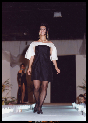 Pase de modelos año 2003
Mª del Mar García desfilando en un pase de modelos organizado por la Asociación La Rosaleda en el año 2003
ASOCIACIONES CULTURALES: < Asociación de mujeres 'La Rosaleda'
