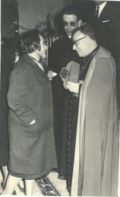 José Vicente González con el Sr.Obispo de Toledo
José Vicente González y Victorina Ontalva González (madre de José Maria de Mora Ontalva) con el Obispo de Toledo
