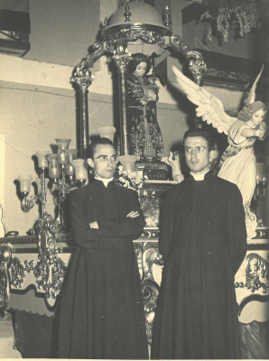 José María de Mora y Vicente González con el Santo Niño
Los dos primos: José Mª de Mora Ontalva y José Vicente González Valle en fiestas, en la iglesia, con el Santo Niño
