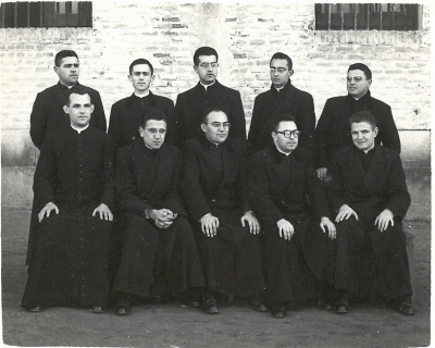 Seminaristas
José María de Mora, de pie, el segundo por la derecha y José Vicente González, sentado, el segundo por la izquierda, con otros seminaristas. Ambos primos estudiaron en el seminario de Toledo.
