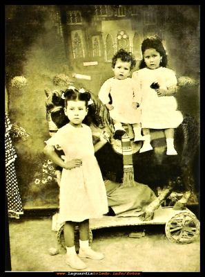 Hermanas del Castillo
Hermanas del Castillo: Luisa, Urbana y Juana. 1954.
Keywords: Hermanas del Castillo